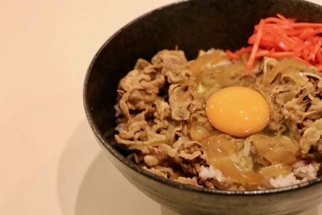 【グッとラック】ギャル曽根『プチッと鍋』アレンジレシピ｜坦々ごま牛丼・ホワイトソースのパングラタン・肉汁たっぷり小籠包