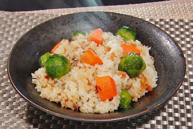 【DayDay】にんじんと芽キャベツのバターごはんのレシピ 亜希のざっくりキッチン