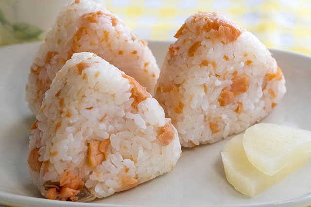 【DayDay】さけるチーズと鮭のおにぎりのレシピ ゆこさんの簡単＆時短おにぎりアレンジ料理