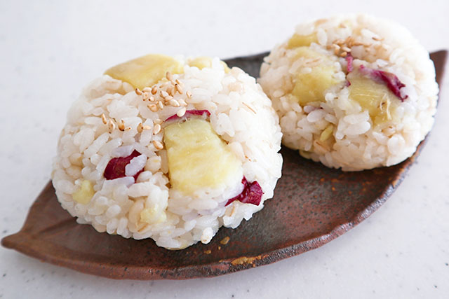 【DayDay】さつまいもとそぼろのおにぎりのレシピ(電子レンジ)ゆこさんの簡単＆時短おにぎりアレンジ料理