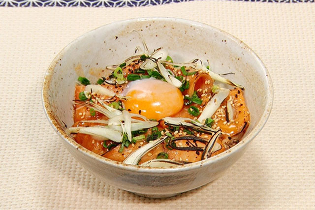 【DayDay】サーモンのユッケ丼のレシピ(與那城奨)亜希のざっくりキッチン