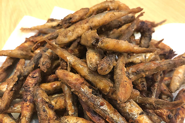 【相葉マナブ】小イワシの唐揚げ特製スパイシーソース添えのレシピ　神奈川県藤沢市の地引網漁師直伝