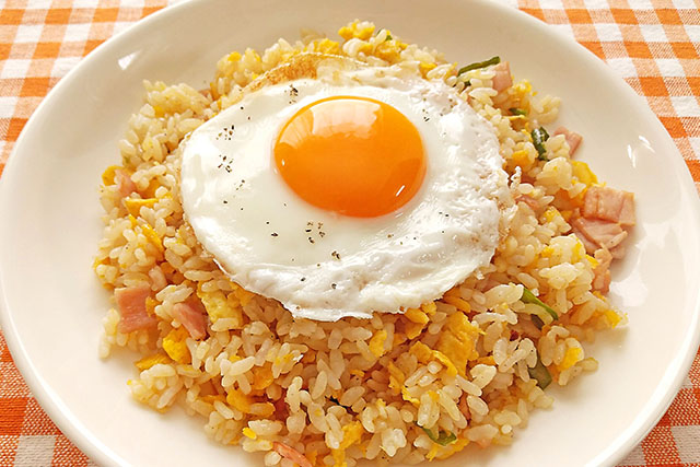 【ぽかぽか】ピリ辛押し麦焼き飯のレシピ 浜内千波先生の時短料理
