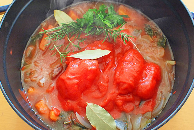 【ラヴィット】トマトたっぷり無水ポトフのレシピ ロバート馬場ちゃんソーセージ料理
