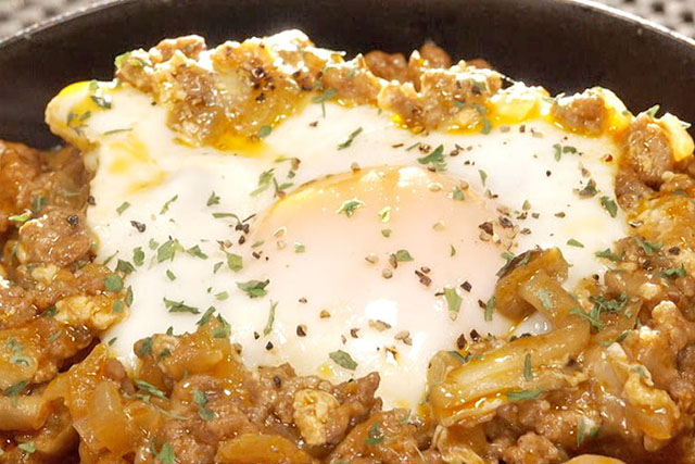 【シューイチ】華麗なる煮込みハンバーグ風丼のレシピ DOKINさんの肉料理バズり飯-1GP