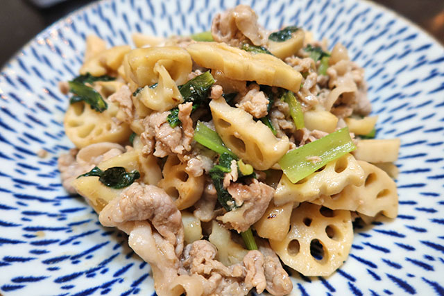 【DAIGOも台所】豚バラとレンコンの炒めもののレシピ 豆板醤で中華風