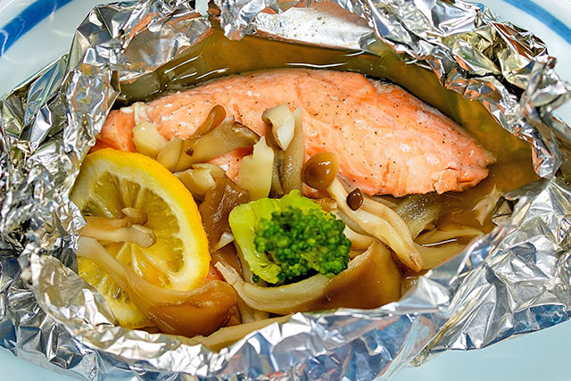 【DAIGOも台所】鮭ときのこのホイル焼きのレシピ ごまだれ風味