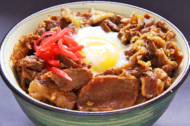 【DAIGOも台所】牛丼のレシピ 温泉卵と糸唐辛子がアクセント