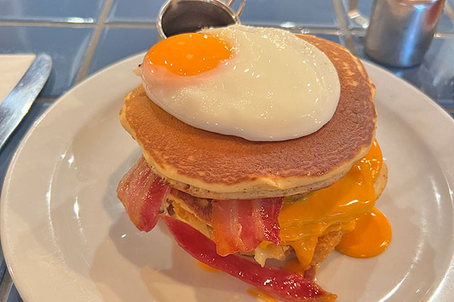 【ざわつく金曜日】ベーコンと目玉焼きパンケーキ『浅草紅鶴』シュークリームVSチーズケーキVSパンケーキ究極の3択スイーツ対決