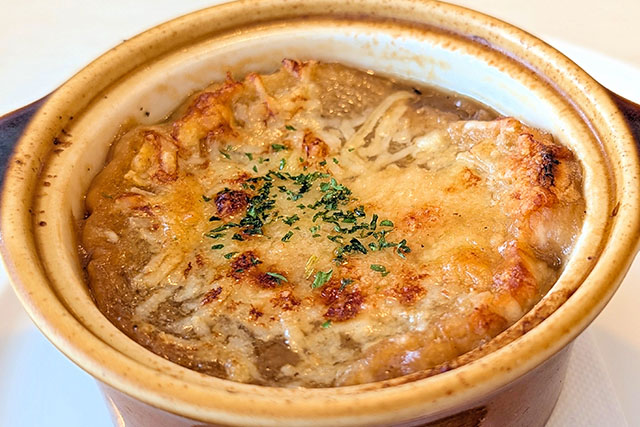 【ざわつく金曜日】オニオングラタンスープ『ホテル椿山荘東京ザ・ビストロ』