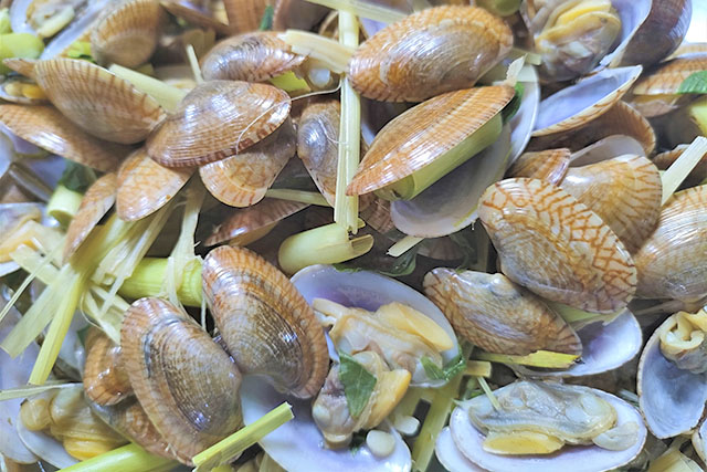 【DAIGOも台所】あさりとセロリの白ワイン蒸しのレシピ バゲットで