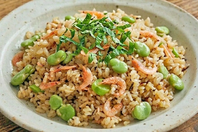 【DAIGOも台所】そら豆と桜エビの炒め飯のレシピ 塩昆布が隠し味