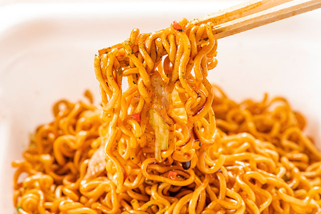 【瞬間回答】カップ焼きそばをドライヤーで生麺のようなモチモチ食感にするレシピ